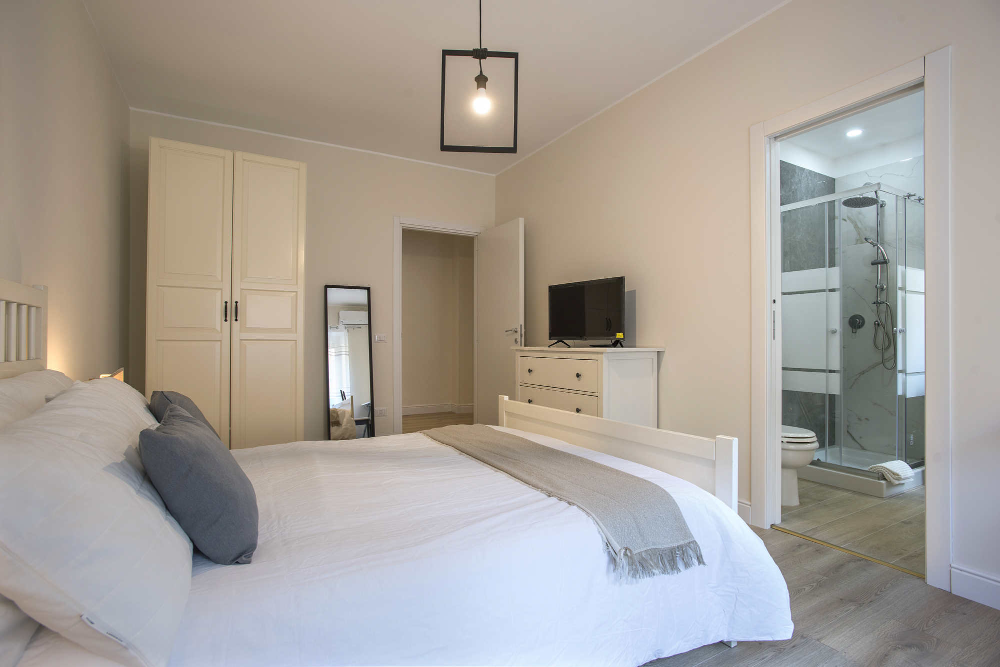 Modern Apartment Tuscolana 2 BDR and Living Room Metro A -Via Statilio Ottato 20